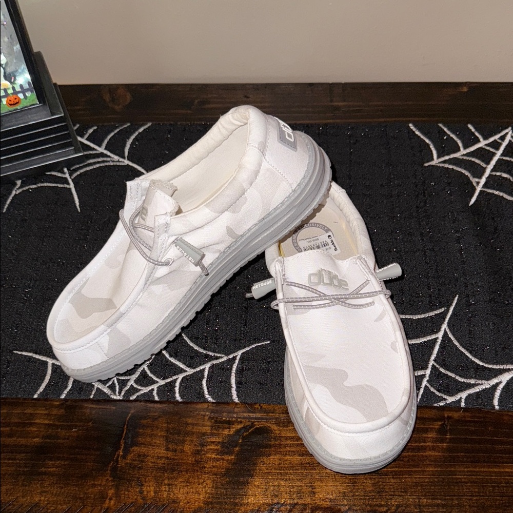 Unisex Size 6 Snow Camp Remix Wally Hey Dudes